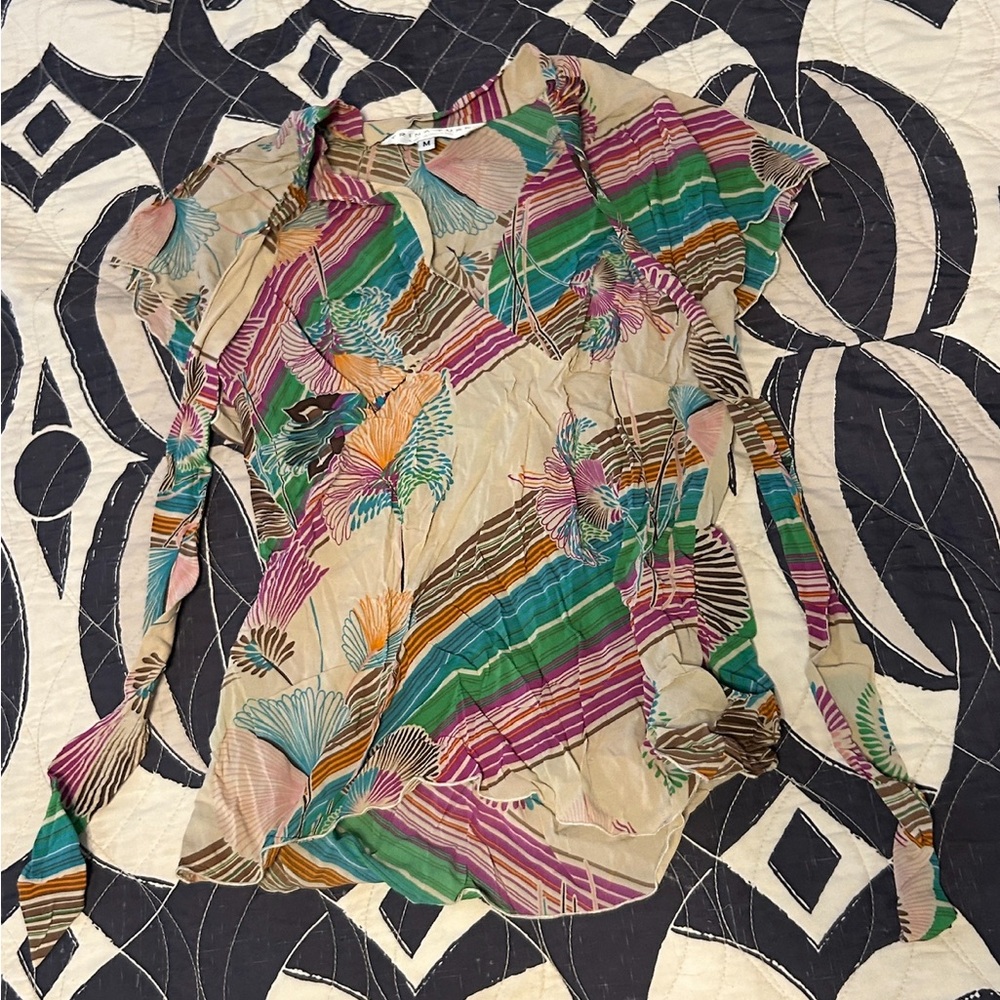 TRINA TURK Tie Neck Detail Multicolor Patterned Blouse Short Sleeve Top - Picture 2 of 6